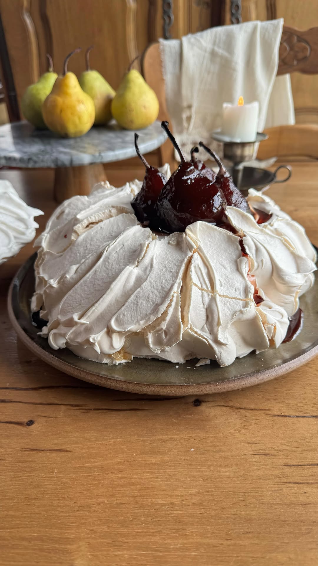Fotografia de la receta de Pavlova con Peras al Vino