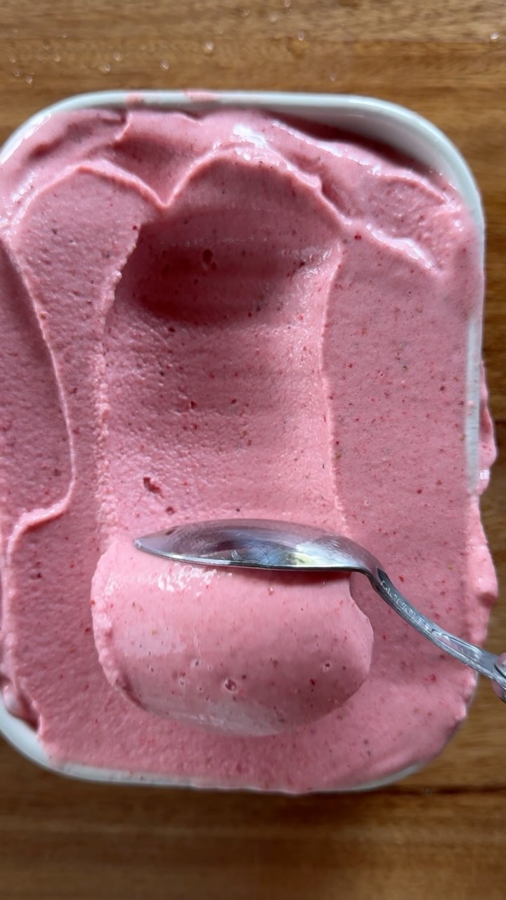 Fotografia de la receta de Helado de yogur de frutilla