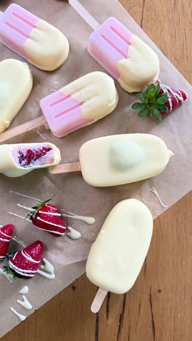 Foto de Helado paleta  de frutillas yogur y chocolate blanco